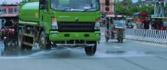 इटहरीमा ‘रोड वासर कम स्प्रिङकलर’ प्रयोग गरी सडकको धुलो पखाल्दै 