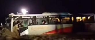 विनयी खोलामा बाढी, डाइभर्सन बगाउँदा बस अलपत्र — यात्रु सकुशल उद्धार