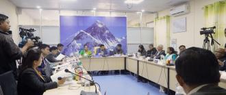 ‘खाडी पुगेका महिलाहरूले वेदना पोखिरहँदा मन्त्रीहरू के हेरेर बसिरहनु भएको छ ?’