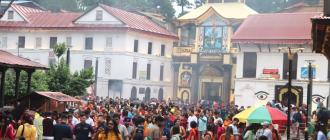 साउनको पहिलो सोमबार पशुपतिनाथमा दर्शनार्थीको भीड 