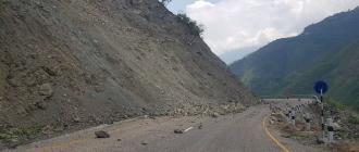 मध्यपहाडी लोकमार्गको सडक धसियो, धसिएको भाग माटोले छोपेको आरोप