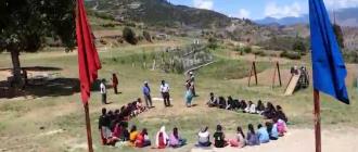 विद्यालयको भवन नहुँदा भुइँमै बसेर पढ्न बाध्य मुगुका विद्यार्थी