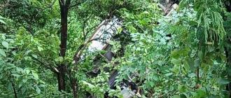 मन्थलीको पाखाबारीमा लरी दुर्घटना, चालक घाइते