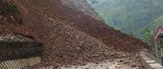 कोशी राजमार्गमा ठूलो पहिरो, तीन दिनदेखि राजमार्ग ठप्प