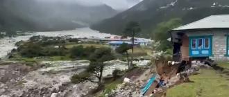 सोलुखुम्बुमा थामे खोलाले ५ घर बगायो