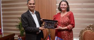 गृहमन्त्री अर्यालसँग अस्ट्रेलियाकी राजदूत जोन्स्टनको बिदाइ भेट गृहमन्त्री अर्यालसँग अस्ट्रेलियाकी राजदूत जोन्स्टनको बिदाइ भेट