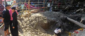 इलाम राजदूवालीमा ‘अद्भूत घटना’ : ‘शिला’ हेर्नकै लागि मानिसको भीड