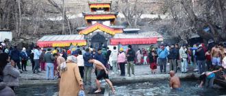 अत्यधिक चिसोमा पनि मुक्तिनाथ मन्दिरमा दर्शनार्थीको चहलपहल अत्यधिक चिसोमा पनि मुक्तिनाथ मन्दिरमा दर्शनार्थीको चहलपहल