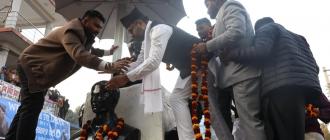 लहान पुगेर बालेनले गरे मधेश आन्दोलनका सहिदको सालिकमा मार्ल्यापण