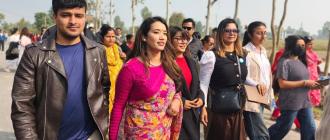 झापा-५ मा घरदैलो कार्यक्रम गर्दै बालेन-पत्नी