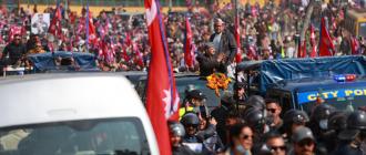 झापा भ्रमणपछि पूर्वराजा काठमाडौँ अवतरण, विमानस्थल क्षेत्रमा भीड