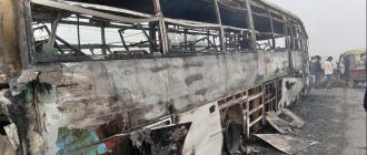 ४४ यात्रु सवार बसमा  आगलागी, बस जलेर नष्ट