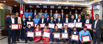 निर्वाचन सफल बनाएको भन्दै कर्मचारी र सुरक्षा निकायलाई गृहमन्त्रीले गरे सम्मान निर्वाचन सफल बनाएको भन्दै कर्मचारी र सुरक्षा निकायलाई गृहमन्त्रीले गरे सम्मान