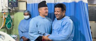 मध्यरातमा जब गृहमन्त्री गुरुङले भावुक हुँदै डा. शर्मालाई अँगालो मारे .... कोही गिरफ्तार, कोही बधाईको पात्र 