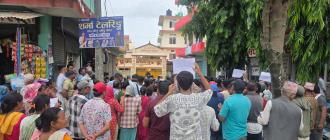 डा. गोविन्द केसी अनशन बसेको स्थान बाहिर प्रदर्शन