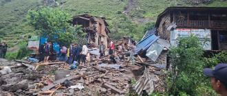 ढुङ्गासहित आएको पहिरोले बालकको मृत्यु ,बुबा र आमा घाइते 