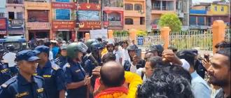 जानकी मन्दिरबाट लखेटिए हर्क साम्पाङका कार्यकर्ता जानकी मन्दिरबाट लखेटिए हर्क साम्पाङका कार्यकर्ता