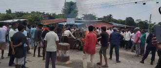 सुनसरीको कप्तानगन्जमा कर्फ्यु उल्लंघन गर्दै प्रदर्शन, पूर्वपश्चिम राजमार्ग अवरुद्ध सुनसरीको कप्तानगन्जमा कर्फ्यु उल्लंघन गर्दै प्रदर्शन, पूर्वपश्चिम राजमार्ग अवरुद्ध