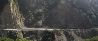 पहिरो जोखिम हटाउन तुइन खोलामा सवारीसाधन रोकेर ढिस्को काटिने