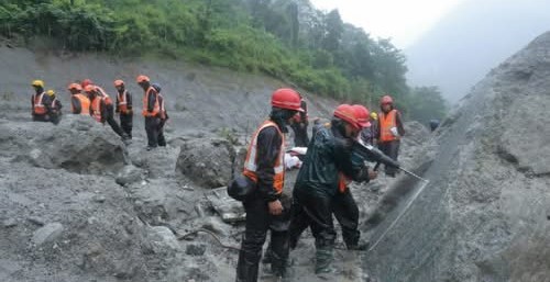 त्रिशूली–३ ‘बी’को क्याम्प लेदोले पुरिँदा ४३ जना सम्पर्कविहीन, उद्धारमा ढिलाइ नगर्न माग