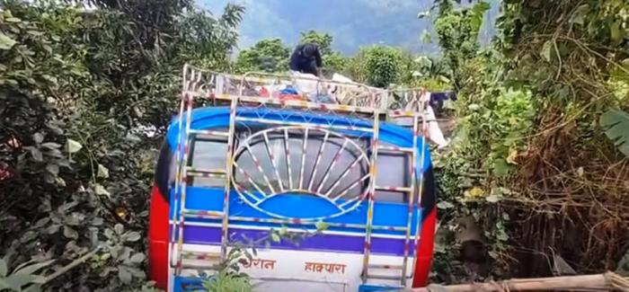 धनकुटाको साँगुरीगढीमा बस दुर्घटना, तीन जना घाइते
