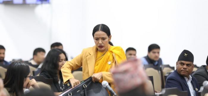 परराष्ट्रमन्त्रीको जवाफमा आशिकाको असन्तुष्टि, मर्यादामा रहन सभामुखको निर्देशनपछि आक्रोशित हुँदै संसद बहिष्कार परराष्ट्रमन्त्रीको जवाफमा आशिकाको असन्तुष्टि, मर्यादामा रहन सभामुखको निर्देशनपछि आक्रोशित हुँदै संसद बहिष्कार