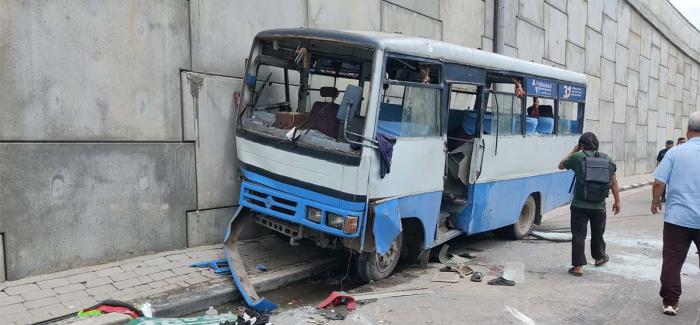 ग्वार्को फ्लाइओभरको भित्तामा बस ठोक्किँदा एक महिलाको मृत्यु, १८ जना घाइते ग्वार्को फ्लाइओभरको भित्तामा बस ठोक्किँदा एक महिलाको मृत्यु, १८ जना घाइते