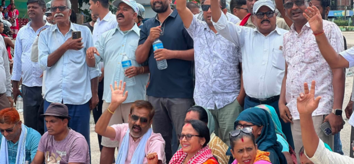 प्रस्तावित ठाउँमै ट्रमा सेन्टर बन्नुपर्ने भन्दै ढल्केबरमा पूर्वपश्चिम राजमार्ग अवरुद्ध प्रस्तावित ठाउँमै ट्रमा सेन्टर बन्नुपर्ने भन्दै ढल्केबरमा पूर्वपश्चिम राजमार्ग अवरुद्ध
