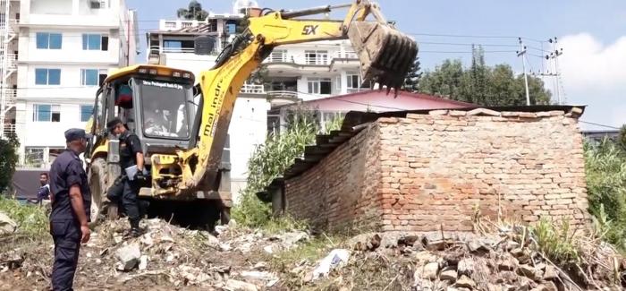 ललितपुरको हात्तीवन क्षेत्रका अतिक्रमित संरचनामा चल्यो डोजर