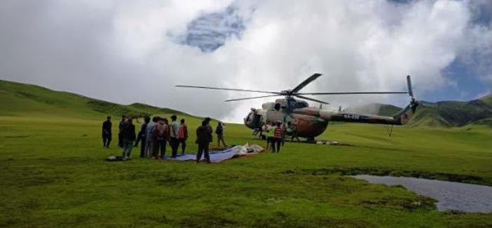 सञ्चारमन्त्रीको निर्देशनपछि टेलिफोन र इन्टरनेट सामग्री सेनाको हेलिकप्टरबाट ढुवानी सञ्चारमन्त्रीको निर्देशनपछि टेलिफोन र इन्टरनेट सामग्री सेनाको हेलिकप्टरबाट ढुवानी
