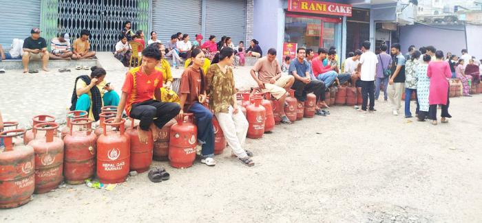 ग्यासमा कालोबजारी रोक्न उपत्यकाका डिपोमा सादा पोसाकमा प्रहरी ग्यासमा कालोबजारी रोक्न उपत्यकाका डिपोमा सादा पोसाकमा प्रहरी