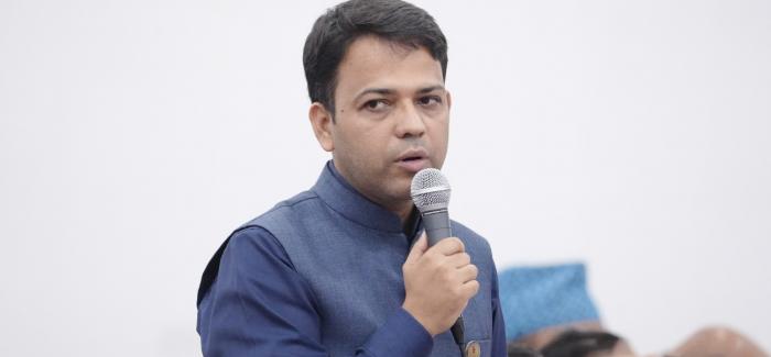 सांसद आचार्यले भने- 'सरूवा-बढुवामा भनसुन नगर्दा दशैँमा आफन्तले श्राप दिने डर भयो, सरापबाट बचाइदिनुपर्‍यो सरकार '