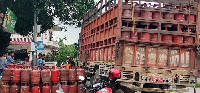 उपत्यका बाहिरबाट ग्यास सिलिन्डरमा ‘बोटलिङ’ गर्न थालियो