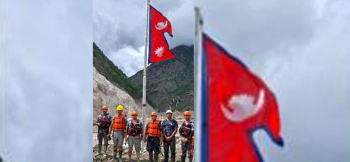 टिमुरेस्थित नेपाल-चीन सीमामा राष्ट्रिय झण्डा पुनःस्थापित गरियो