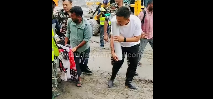 गृहमन्त्री सुधन गुरुङ उद्धार गरिएका व्यक्तिहरूलाई सहजीकरण गर्दै