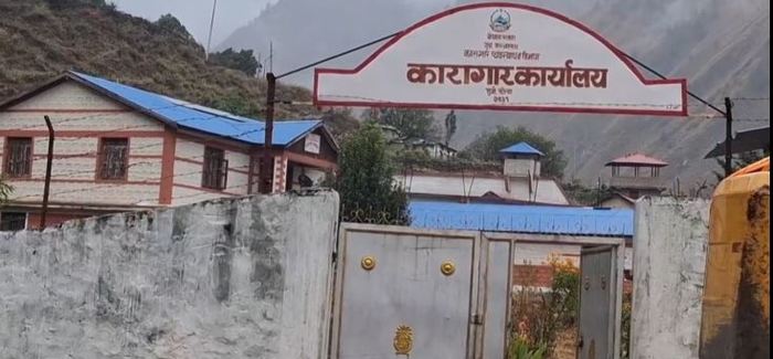डोल्पा कारागारबाट सुरुङ खनेर ८ कैदी फरार