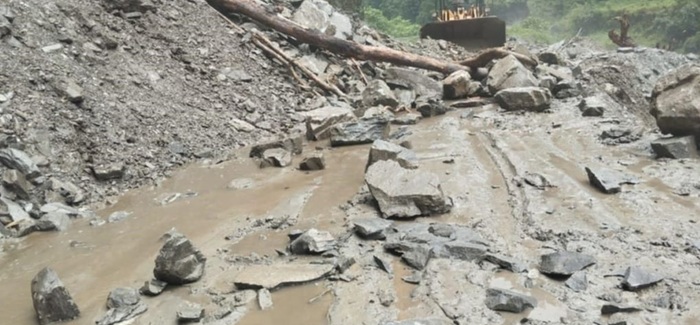 बाढी तथा पहिरोका कारण देशका विभिन्न मुख्य राजमार्गहरू अवरुद्ध बाढी तथा पहिरोका कारण देशका विभिन्न मुख्य राजमार्गहरू अवरुद्ध