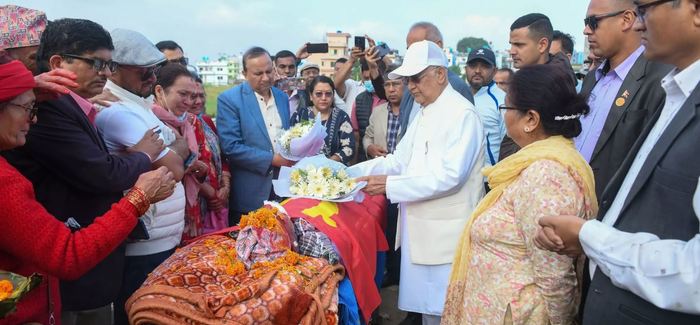 अध्यक्ष ओलीद्वारा पार्टीको झण्डा ओढाएर वामपन्थी नेता बस्नेतप्रति श्रद्धाञ्जली अर्पण